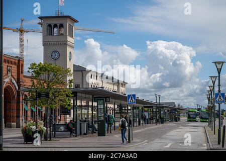 Malmö, Schweden - 12. Juli 2020: Hauptbahnhof. Eingang in Richtung Stadt. Die Straßen sind nach der Coronavirus-Pandemie immer noch recht leer und nicht wieder normal Stockfoto