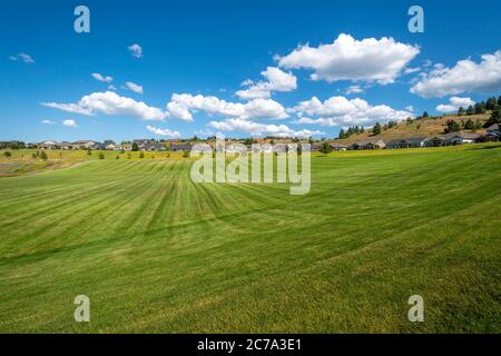 Ein breiter Gemeinschaftspark und Rasen in einem neuen Haus, Hangunterteilung außerhalb von Spokane Washington, USA Stockfoto