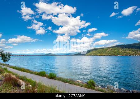 Blick auf den Lake Pend Oreille und die Berge von Sandpoint North Idaho, USA, von der Sandpoint Bay Long Bridge an einem schönen Sommernachmittag Stockfoto