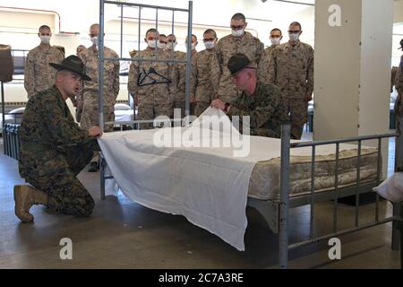 US Marine Bohrlehrer, instruieren Rekruten, wie man ein Rack während der Abholung am Marine Corps Recruit Depot 19. Juni 2020 in San Diego, Kalifornien. Stockfoto