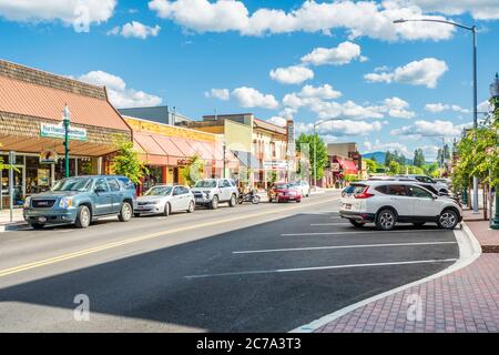 First Avenue, die Hauptstraße durch die Innenstadt von Sandpoint, Idaho, an einem Sommertag. Stockfoto