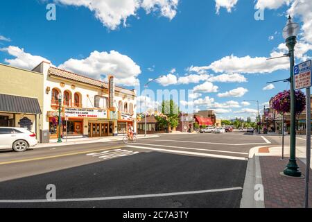 First Avenue, die Hauptstraße durch die Innenstadt von Sandpoint, Idaho, an einem Sommertag. Stockfoto