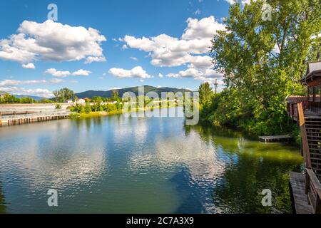 Der Sand Creek Fluss vor dem Lake Pend Oreille in der Innenstadt von Sandpoint Idaho, USA. Stockfoto