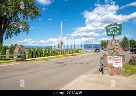 Der Eingang und Schild zum Sandpoint City Beach und Park am Sand Creek River und Lake Pend Oreille in Sandpoint, Idaho, USA im Sommer Stockfoto