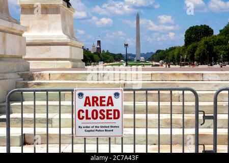 'Bereich geschlossen' Schild am Kapitol der Vereinigten Staaten am Fuß der US Grant Statue am Unabhängigkeitstag, Washington, DC, Vereinigte Staaten Stockfoto