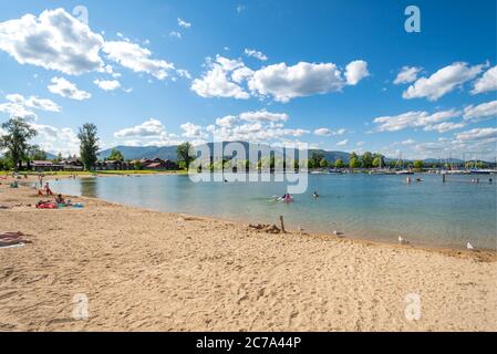 Der Sandstrand am Lake Pend Oreille und Sand Creek im Bergresort Sandpoint, Idaho. Stockfoto