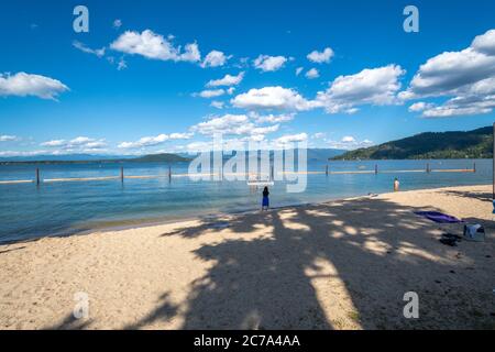 Der Sandstrand am Lake Pend Oreille und Sand Creek im Bergresort Sandpoint, Idaho. Stockfoto