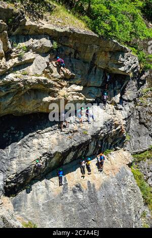 Menschenmassen auf der Via Ferrata, dem Granittal von Ailefroide, in der Nähe von Briancon, im Ecrins Nationalpark, Frankreich Stockfoto