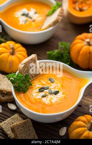 Kürbissuppe mit Petersilie und Sahne Stockfoto