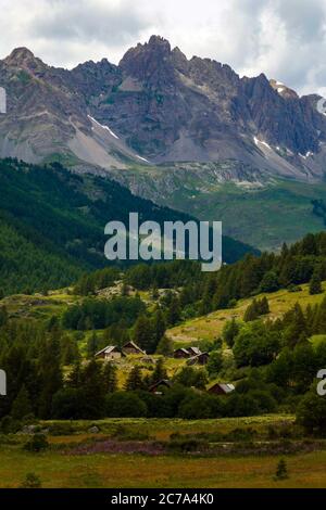 Chalets und Berggipfel in der Haute Vallee de Claree, in der Nähe von Briancon, Französische Alpen, Frankreich im Sommer Stockfoto