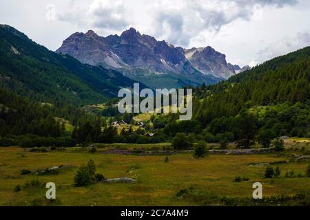 Chalets und Berggipfel in der Haute Vallee de Claree, in der Nähe von Briancon, Französische Alpen, Frankreich im Sommer Stockfoto