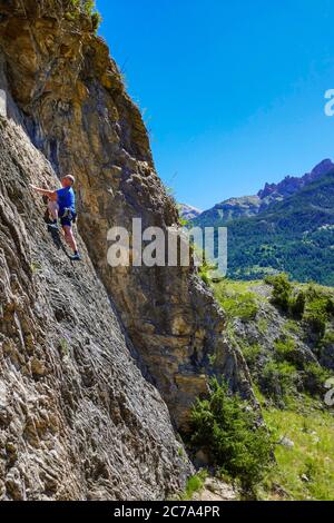 Reifer männlicher Bergsteiger auf einer Klippe im Ecrins Nationalpark, in der Nähe von Briançon, Frankreich Stockfoto