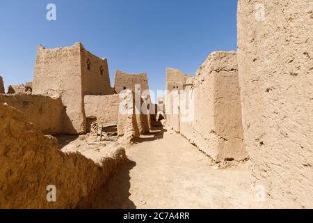 Verlassene Häuser in der traditionellen Konstruktion der arabischen adobe-Architektur in Qusur al Muqbil in der Nähe von Riad in Saudi-Arabien Stockfoto