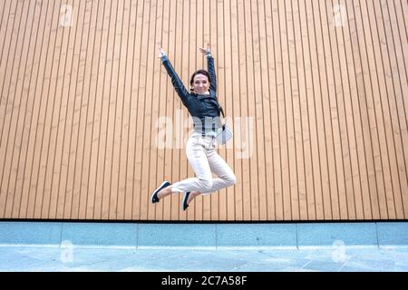 Eine fröhliche Frau hüpft. Konzept gute Laune Nachrichten. Hochwertige Fotos Stockfoto