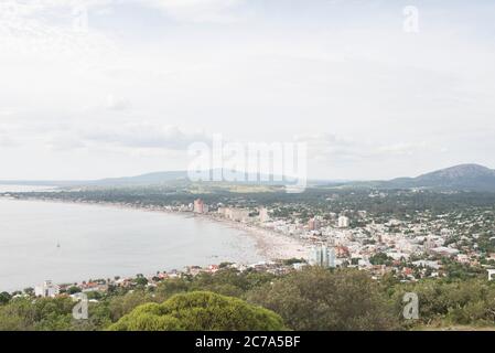 Panoramablick auf Piriapolis vom Aussichtspunkt des San Antonio Hügels. Attraktiver Touristenort an der uruguayischen Küste Stockfoto