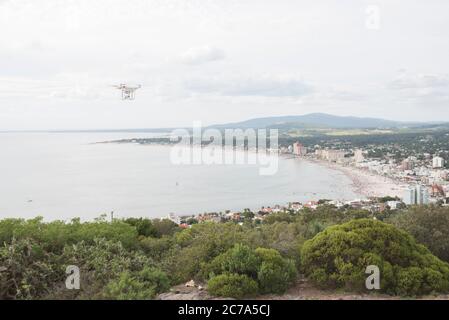 Flugdrohne und Panoramablick auf Piriapolis vom Aussichtspunkt des San Antonio Hügels. Attraktiver Touristenort an der uruguayischen Küste Stockfoto