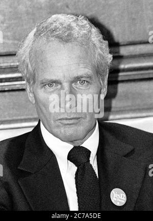 Paul Newman bei einer Pressekonferenz im Rathaus von San Francisco, der Bürgermeister Dianne Feinstein, unterstützte das Ja zum kalifornischen Vorschlag 12, der staatlichen Initiative für nukleare Freeze, im Oktober 1989 Stockfoto