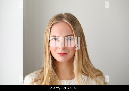 Attraktive Frau in weißem Pullover Stockfoto