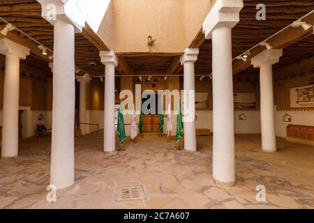 Riad, Saudi-Arabien, Februar 15 2020: Historischer Raum innerhalb der alten Al Masmak Fort in der Innenstadt von Riad, Königreich Saudi-Arabien Stockfoto