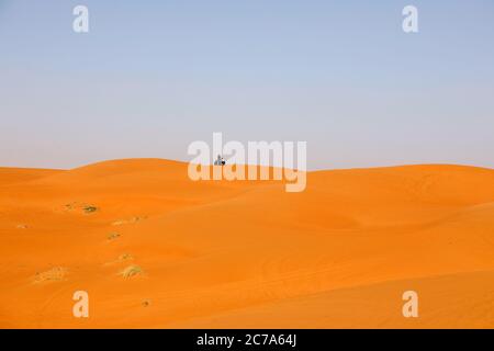 Riad, Saudi-Arabien, Februar 15 2020: Ein junger Saudi-Mann fährt alleine in den riesigen Sanddünen südlich von Riad mit seinem Quad Stockfoto