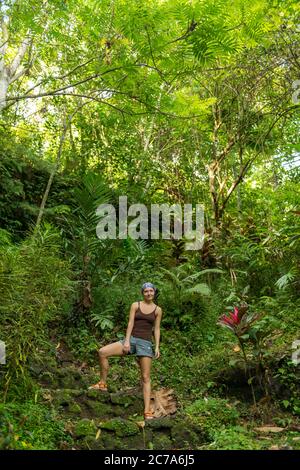 Blick auf einen Touristen im heiligen Affenwald Stockfoto