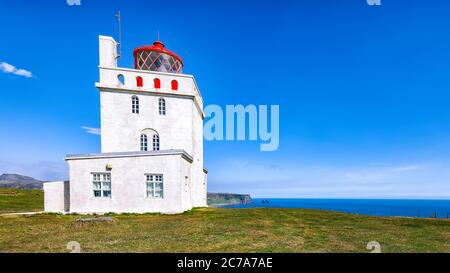 Landschaft mit weißem Leuchtturm am Kap Dyrholaey. Lage: Kap Dyrholaey (Cape Portland), in der Nähe von Vik Dorf, Insel, Europa Stockfoto