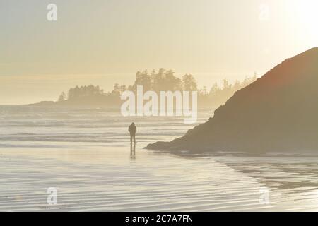 Wintersonnengang am Long Beach im Pacific Rim National Park Reserve mit Schooners Point im Hintergrund Stockfoto