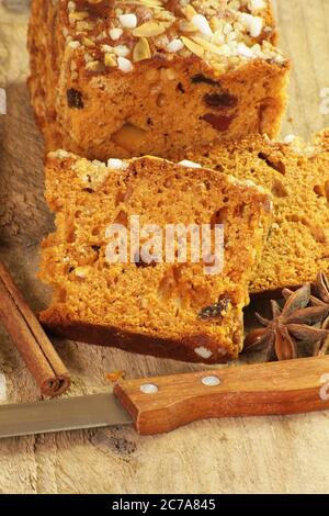 Lebkuchen mit kandierten Früchten auf einem Holzhintergrund Stockfoto