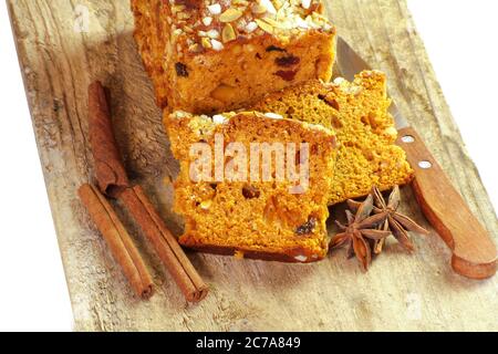 Lebkuchen mit kandierten Früchten auf einem Holzhintergrund Stockfoto