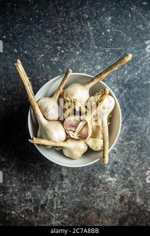 Hausgemachten weißen Knoblauch. Bio-Knoblauchzwiebeln in der Schüssel. Draufsicht. Stockfoto