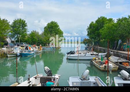 Villaggio di Punta Sdobba, Italien-Juni 14 2020. Boote in einem kleinen Fischerdorf in der Isola della Cona Feuchtgebiet von Friaul Stockfoto