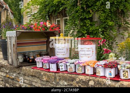 Der Stall an der Mauer im Dorf Lacock verkauft hausgemachte Marmeladen, Chutney und Bagues. Lacock, Wiltshire, England, Großbritannien Stockfoto