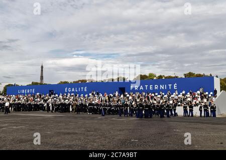 Paris, Frankreich. Juli 2020. Die Militärparade des Bastille-Tages vom 14. Juli 2020 dreht sich um das Thema engagierte Nation, vereint und solidarisch. Stockfoto