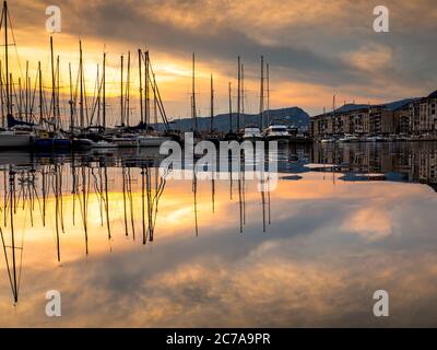 Ein Tiefschlag der Marina in Toulon, Südfrankreich Stockfoto