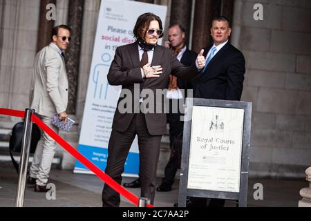 London, UK - 15. Juli 2020: Johnny Depp kommt an den Royal Courts of Justice in London an. Tagesklage gegen die Sun-Zeitung - Depp vs. Heared Stockfoto