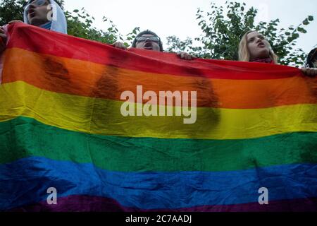 Moskau, Russland. Am 15. Juli halten 2020 LGBT-Aktivisten bei einer Kundgebung Regenbogenflaggen, um Unterschriften zu sammeln und das Ergebnis der Abstimmung über Verfassungsänderungen auf dem Puschkin-Platz im Zentrum von Moskau, Russland, zu stornieren Stockfoto