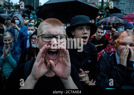 Moskau, Russland. 15. Juli 2020 Jugendliche sammeln Unterschriften, um die Ergebnisse der Abstimmung über Änderungen der russischen Verfassung auf dem Puskinskaja-Platz im Zentrum von Moskau, Russland, zu stornieren Stockfoto