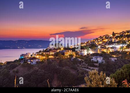 Erstaunliche malerische Dorf Glossa bei Sonnenuntergang, Skopelos, Griechenland. Stockfoto