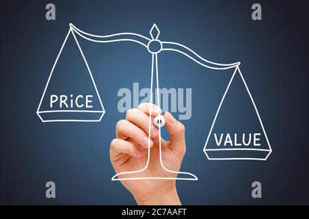 Handzeichnung Value Price Scale Business-Konzept mit weißem Marker auf transparentem Wipe Board auf dunkelblauem Hintergrund. Großes Preis-Leistungs-Verhältnis, kleiner Preis. Stockfoto