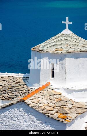 Blick auf die Panagitsa Tou Pirgou Kirche über der Bucht, Skopelos, Griechenland Stockfoto