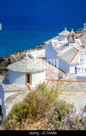 Blick auf die Panagitsa Tou Pirgou Kirche über der Bucht, Skopelos, Griechenland Stockfoto