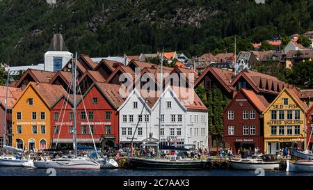 Vaagen, der Binnenhafen von Bergen, Norwegen. Bryggen mit vielen Ausflugsbooten. Segelboote Merlin, Havkatt S Stockfoto