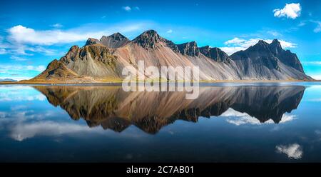 Herrlicher sonniger Tag und wunderschöne Reflexion des Vestrahorn Bergs auf Stokksnes Kap in Island. Lage: Stokksnes Cape, Vestrahorn (Batman Mount), Stockfoto