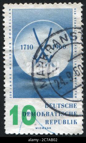 DEUTSCHLAND - UM 1960: Briefmarke gedruckt von Deutschland, zeigt Platte mit Meissener Marke und Datum, um 1960 Stockfoto