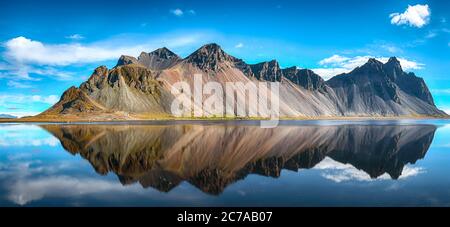 Herrlicher sonniger Tag und wunderschöne Reflexion des Vestrahorn Bergs auf Stokksnes Kap in Island. Lage: Stokksnes Cape, Vestrahorn (Batman Mount), Stockfoto