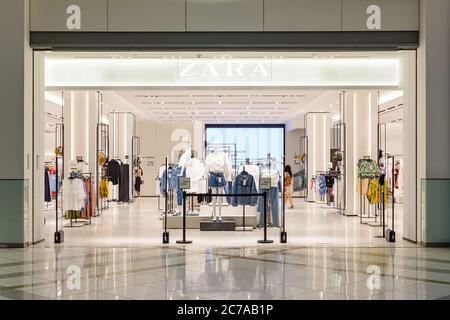 Varna, Bulgarien, 11. Juli 2020. Schild mit Zara-Logo über dem Eingang zum Markengeschäft in der Grand Mall. Interieur mit modischer Sommerkleidung. Stockfoto