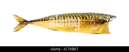 Leckere geräucherte Makrele Karkasse ohne Kopf isoliert auf weißem Hintergrund. Heißer geräucherter, entkernter Seefisch mit goldener Haut. Draufsicht. Stockfoto