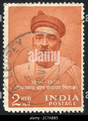 INDIEN - UM 1956: Briefmarke gedruckt von Indien, zeigt Bal Gangadhar Tilak, um 1956 Stockfoto