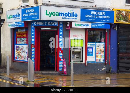 8. Juli 2020 EIN typischer englischer Corner Shop ist an einem nassen Morgen auf Wicker im Zentrum von Sheffield England für Business geöffnet. Stockfoto