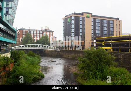 Juli 2020. Das moderne Hochhaus Holiday Inn Express Hotel an der Blonk Street im Zentrum der Stadt Sheffield England mit Blick auf den Fluss Don Stockfoto